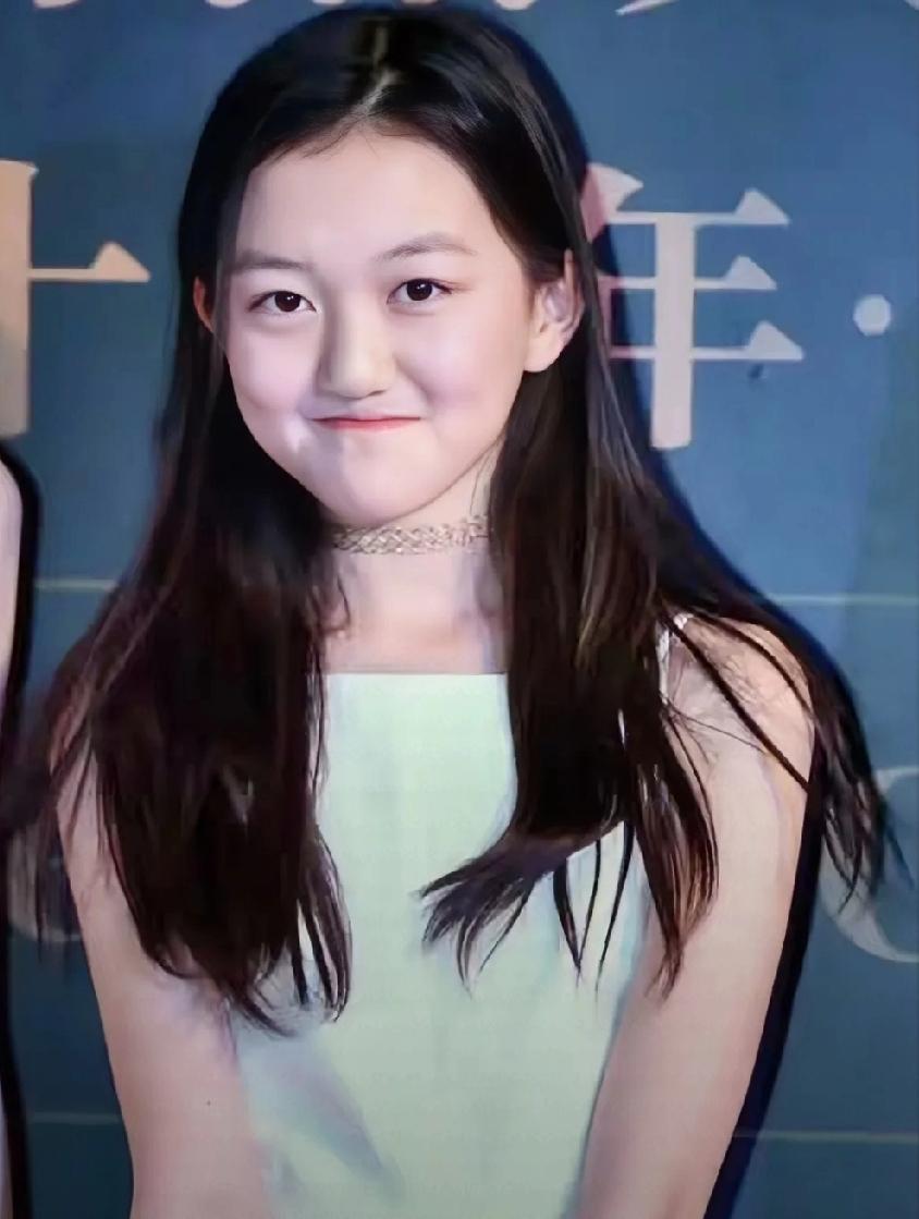 最近，
李亚鹏因欠债四千万的消息引发了广泛关注，
然而，他的女儿李嫣却用实际行动