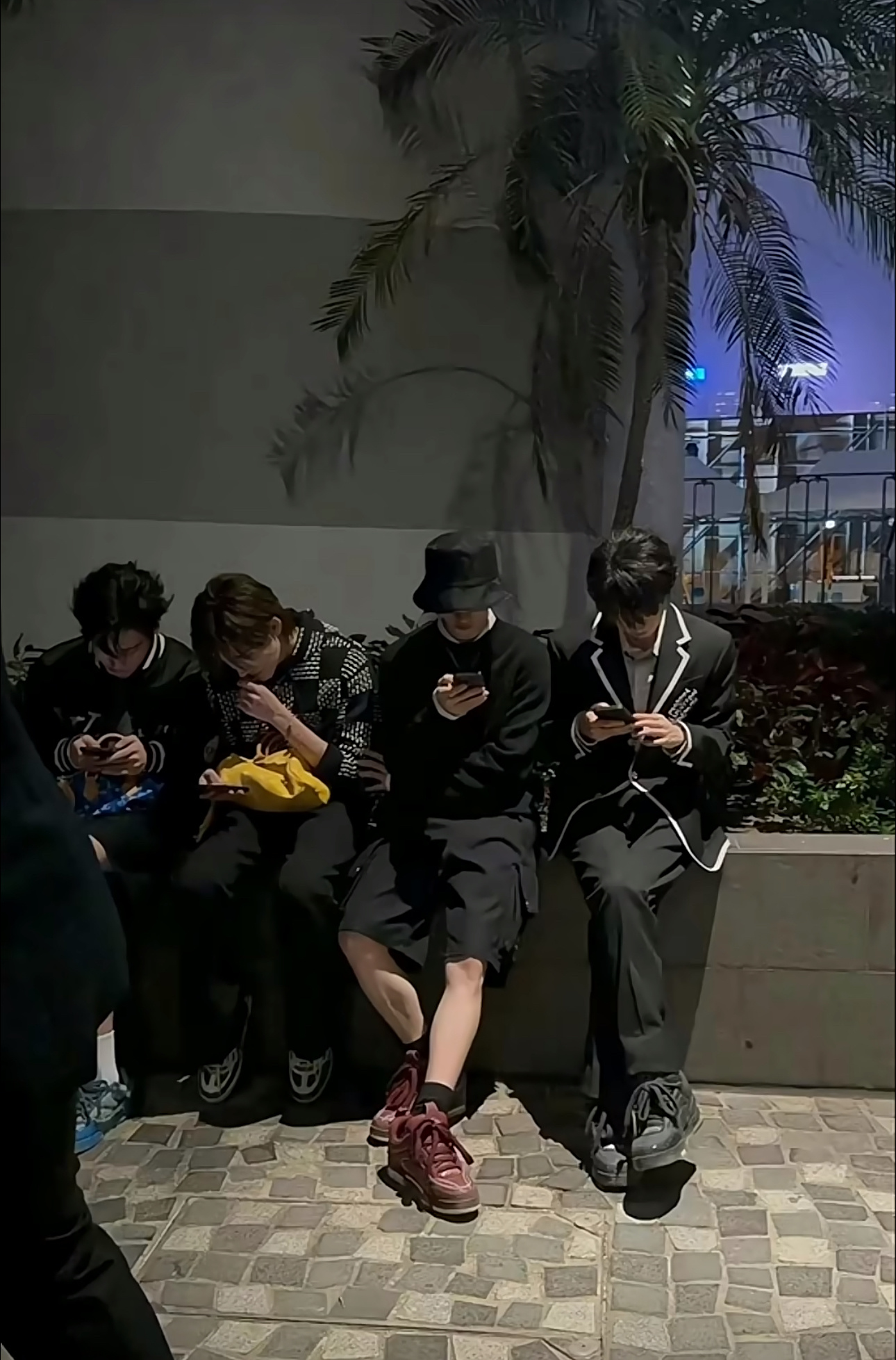 路边看到的四位帅哥，可以搭讪吗[哇] 