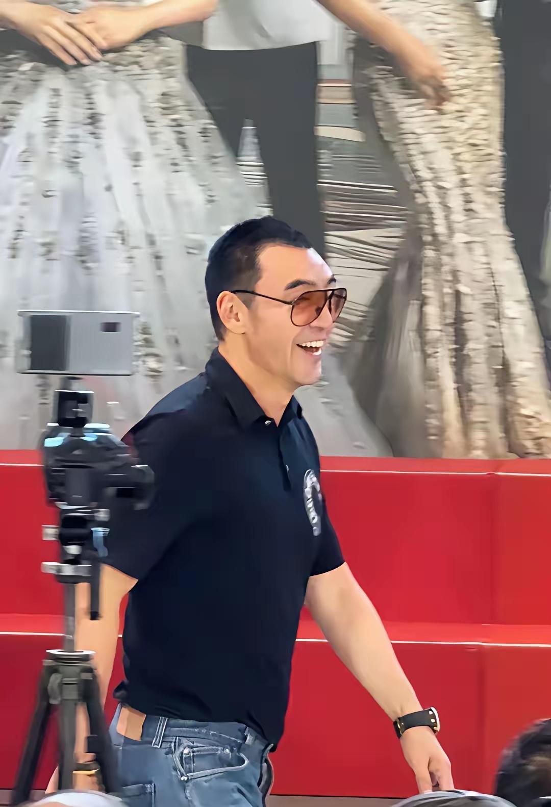 潇洒哥钟镇涛72岁了，看上去还这么年轻（图1-2），大家觉得他是因为自律健身、控