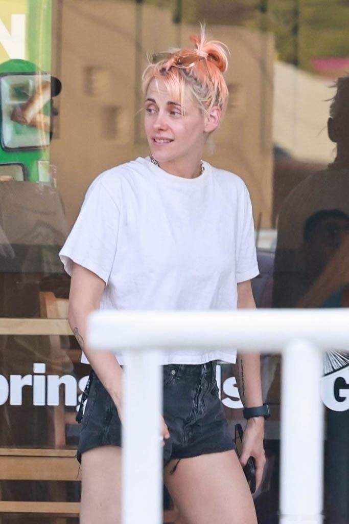 Kristen Stewart克里斯汀斯图尔特在洛杉矶外出，和朋友聚餐后在餐厅门