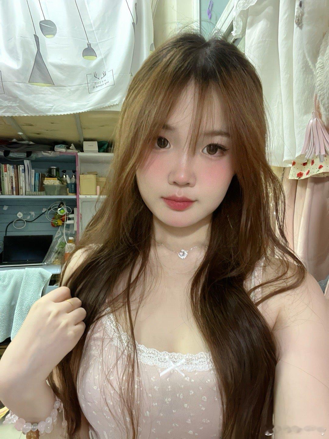 ootd～[哇][春游家族]哈哈哈哈哈哈我考完试啦～我保证这是今天拍的照片嘻嘻 