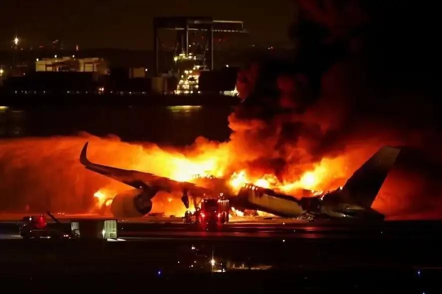 日本人真是越来越抽象了，东京羽田机场一架空客A350-900客机，载着360名乘