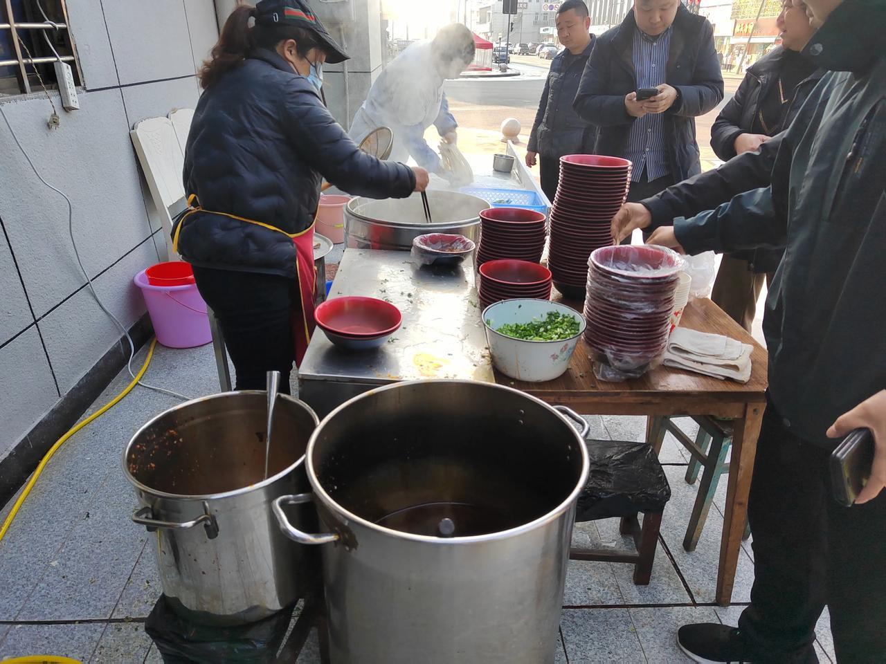 小镇上，才9点，一家面馆的牛羊肉就卖光了，顾客只能吃素面了，这生意也太好了