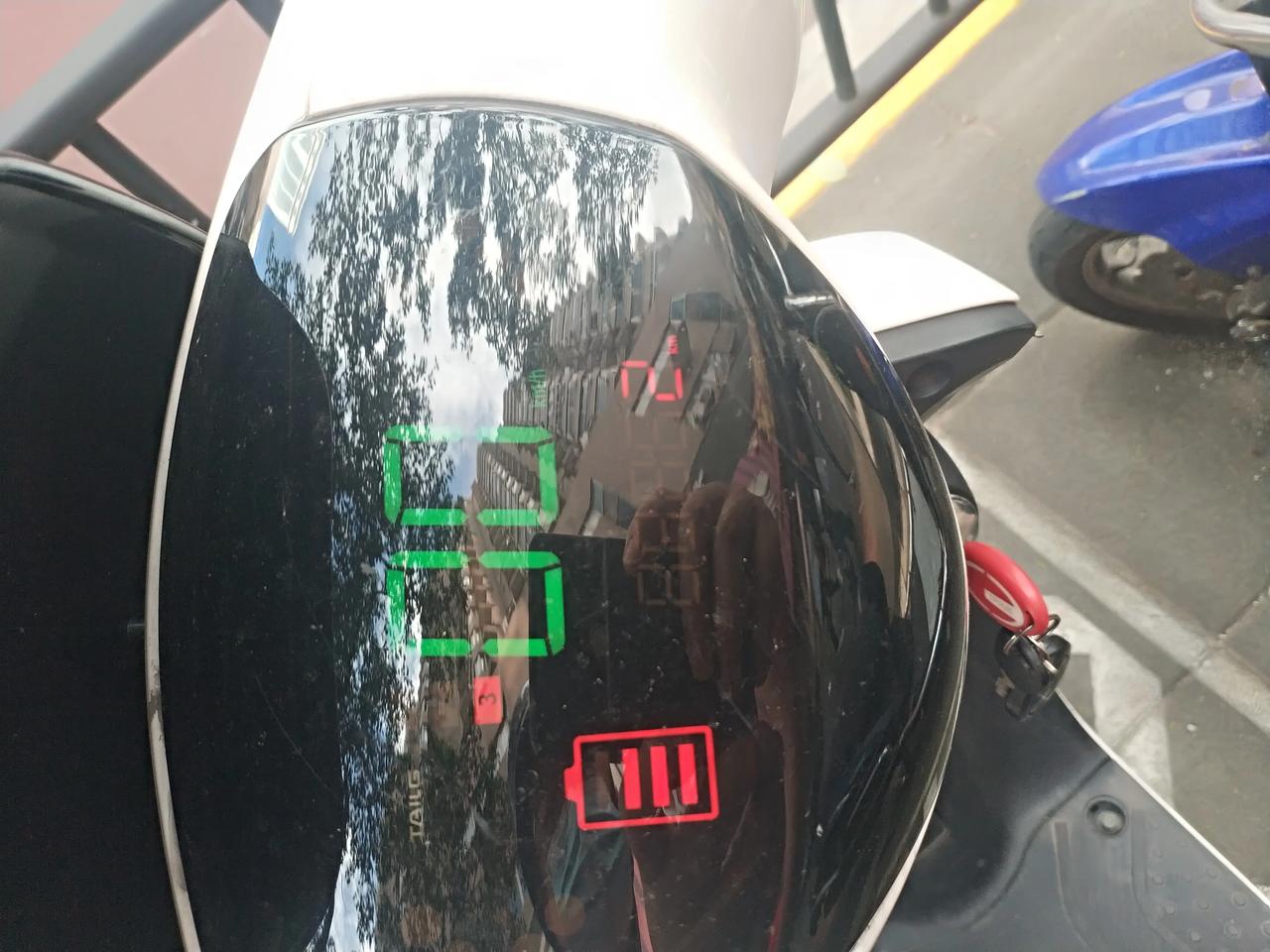 家里小电驴半年没骑了，最近上海天太热🥵就打算骑它上班，谁知越骑越慢，走到半路直