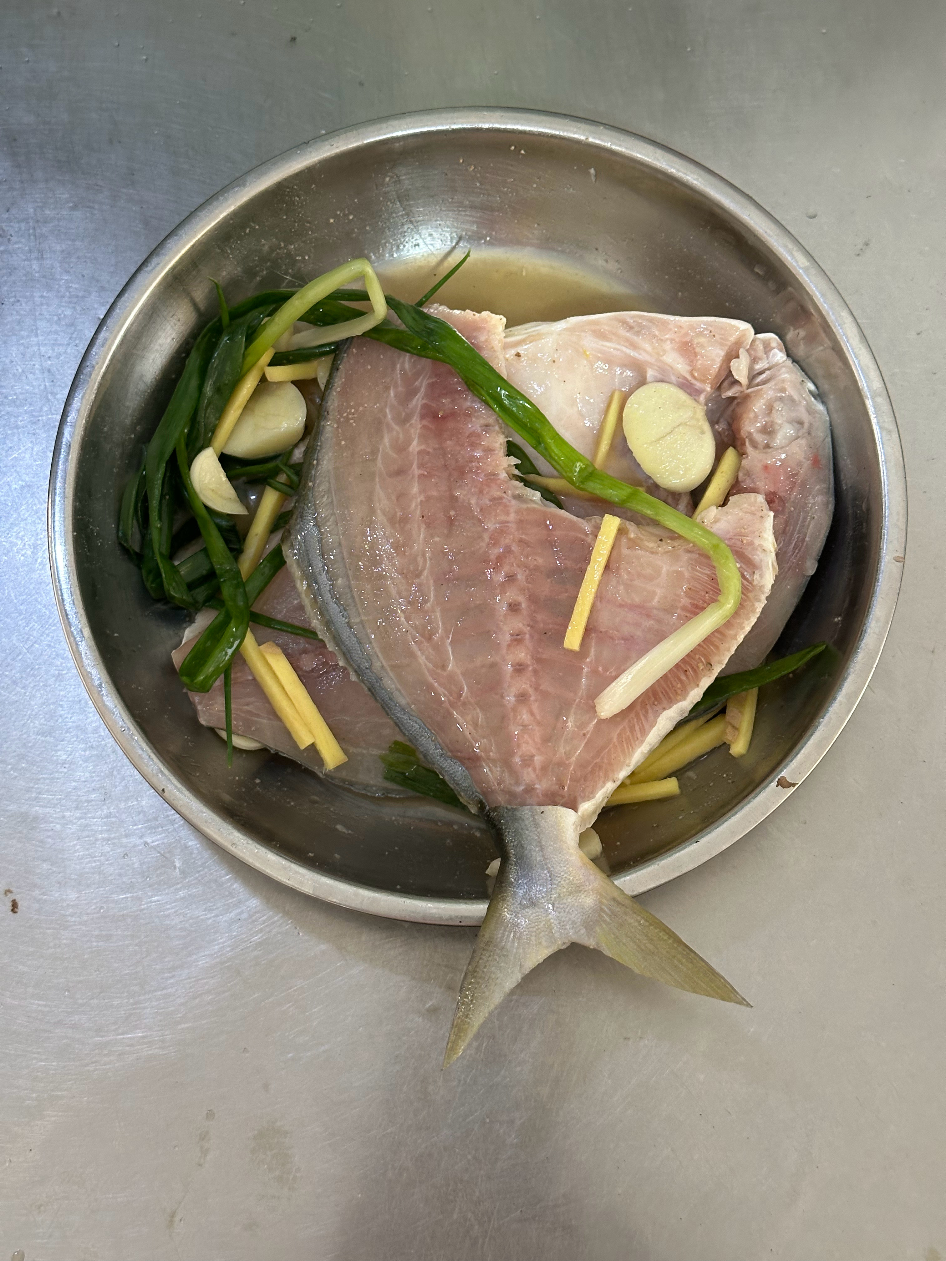 上周末在会员超市买了盒金鲳，冰冻货不适合红烧或清蒸，破开码味，平底锅加葵花籽油慢