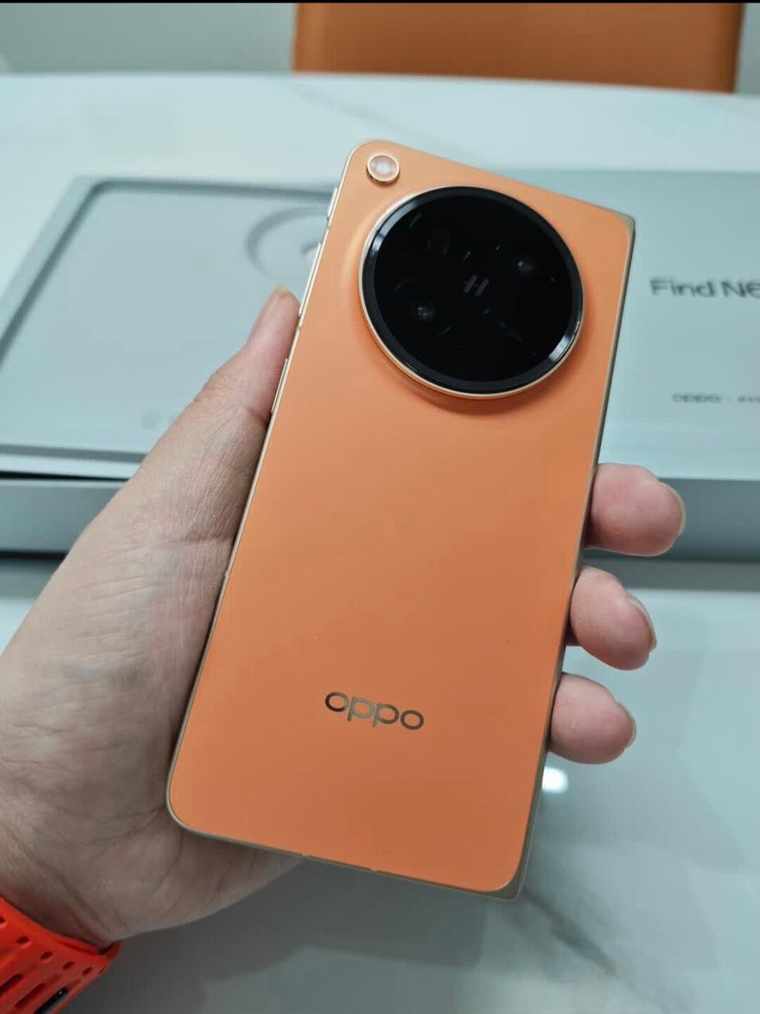 讲真！以我个人的感受来讲，其实OPPO今年这几个橙色还挺好看的，比苹果的星宇橙“