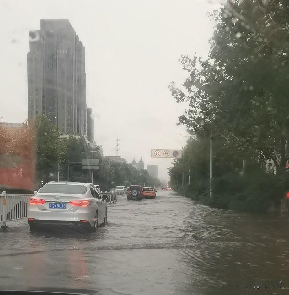 一场3个小时的强降雨，彻底检验了秦皇岛市的排水系统有多差。

这场雨是8月24号