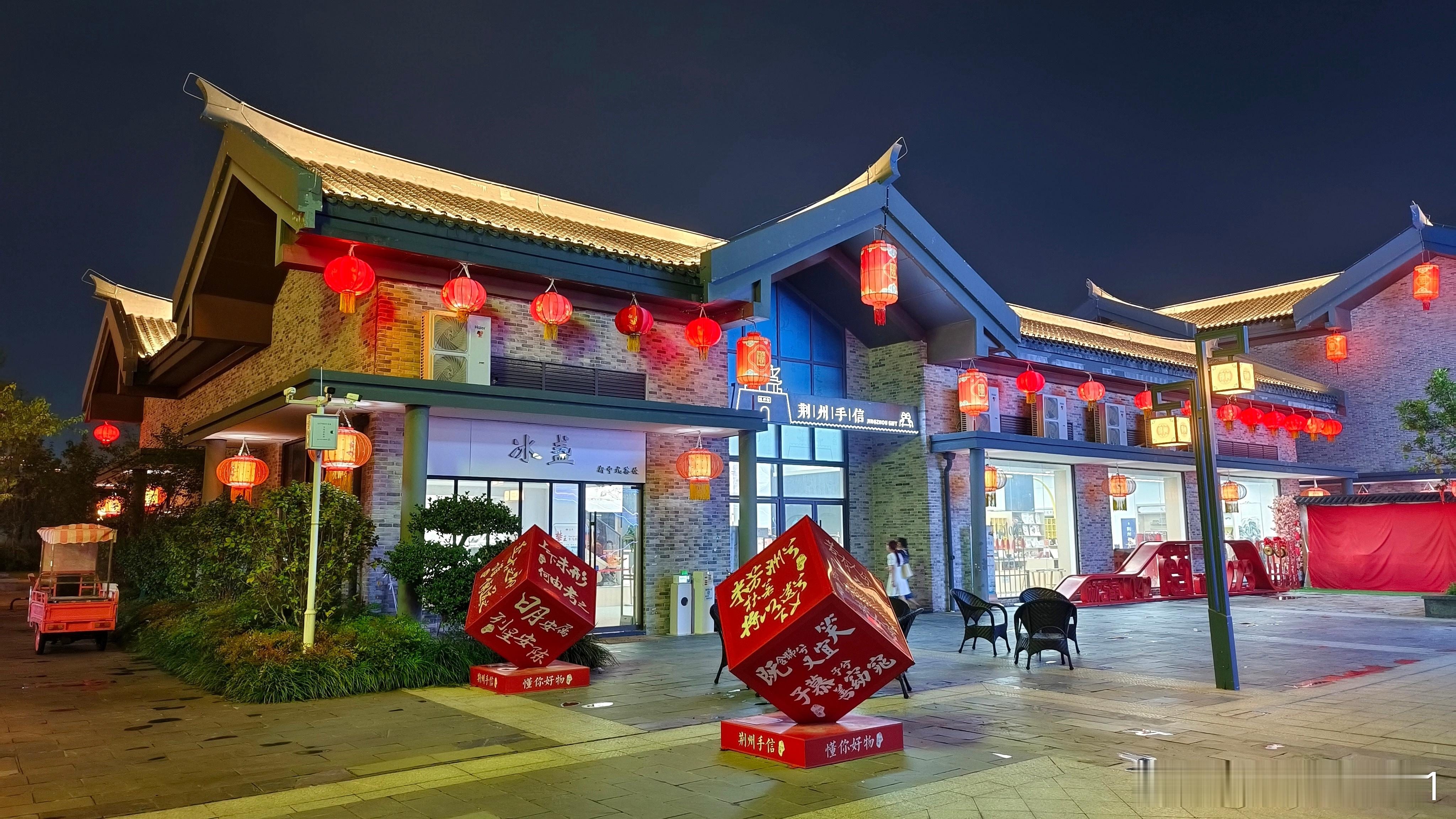 人一定要在某一方面精致，这是一种有趣。有些人穿的不讲究，但吃的很精致。有些人吃穿