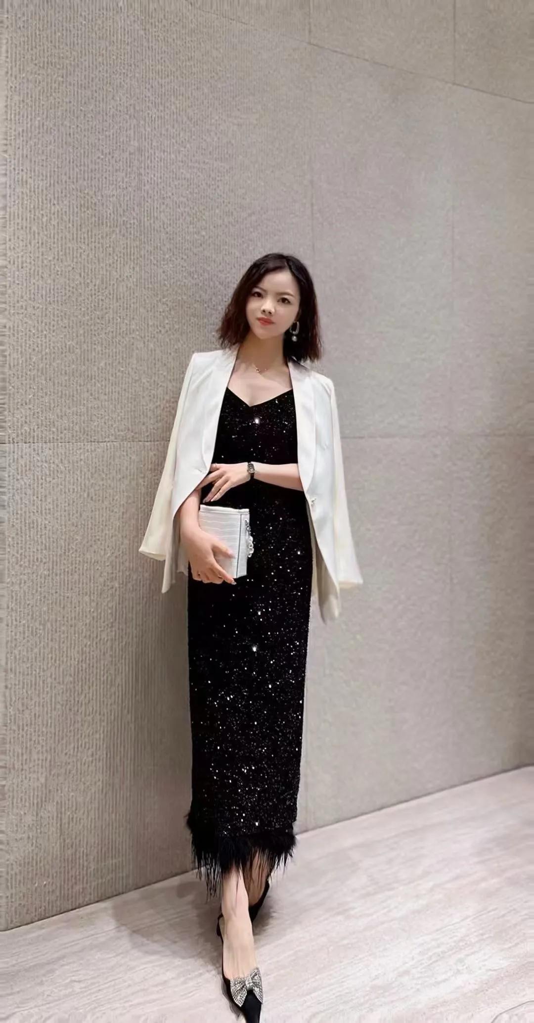 你发现没？女人只有穿贵一点的衣服，才会显得雍容华贵！

同事几年前跳槽去长沙的一