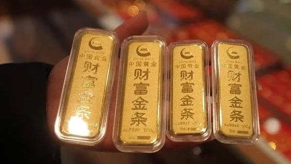 1月30日，北京一位女士现身菜百商场兑现全部金条，称金价上涨正是出手时机。她表示