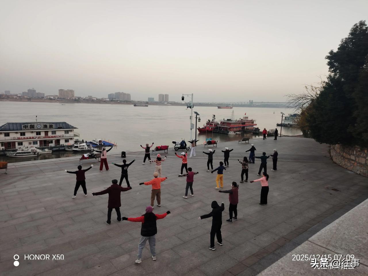 12月15日长江岸边晨练