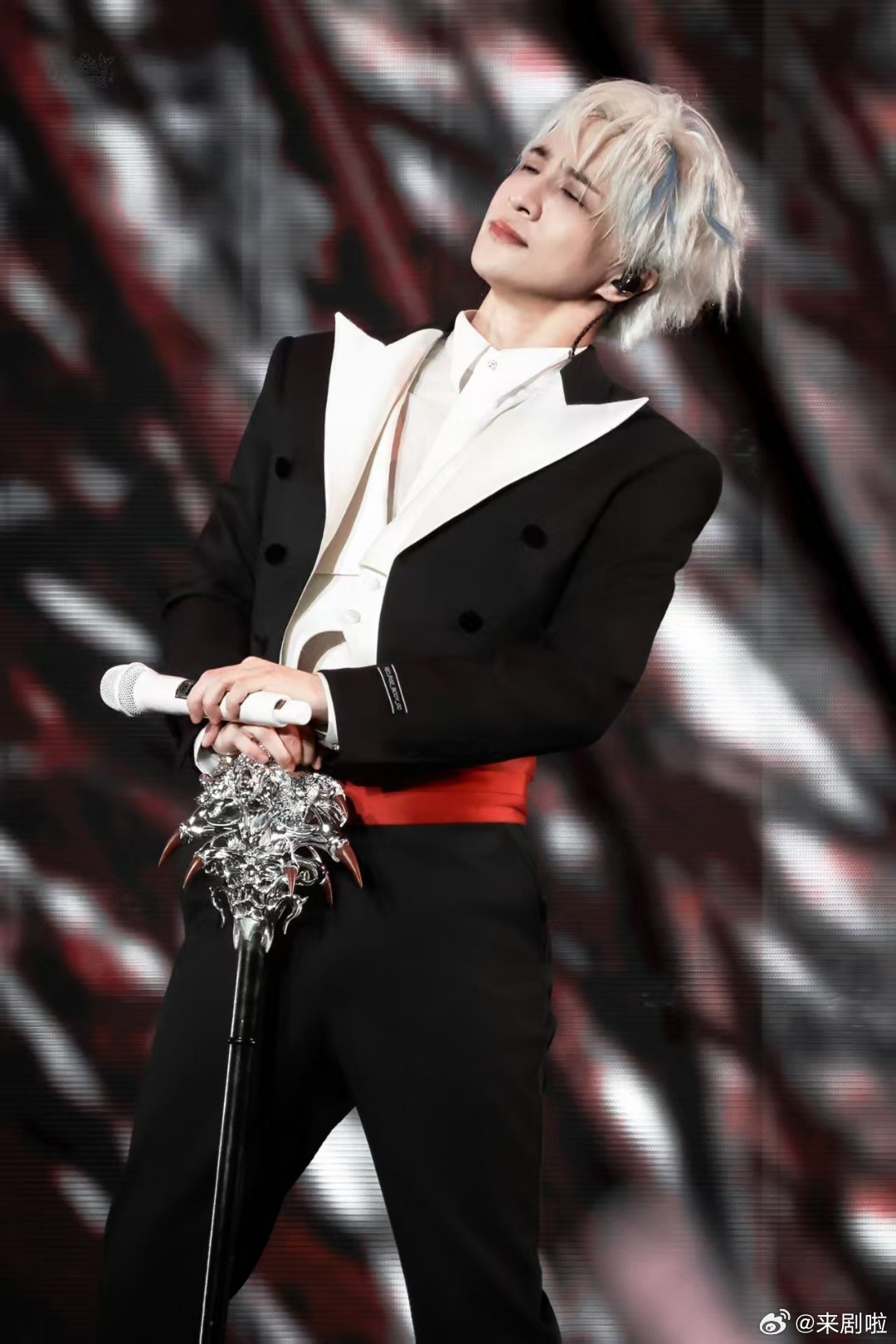 薛之谦360度贴脸开唱薛之谦一场换了多少个交通工具 他在空中写歌，在台上跋涉。把