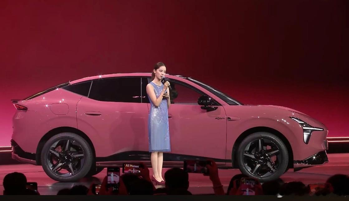 欧阳娜娜这哪里是普通明星车主，完全是持证上岗的小鹏产品经理啊！亲自下场安利的MO