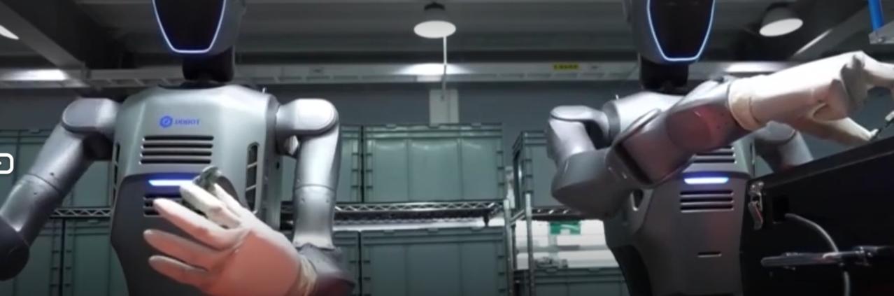 我国加速数智技术场景开放与大规模应用，赋能高质量发展。实验室中，科研人员与人形机