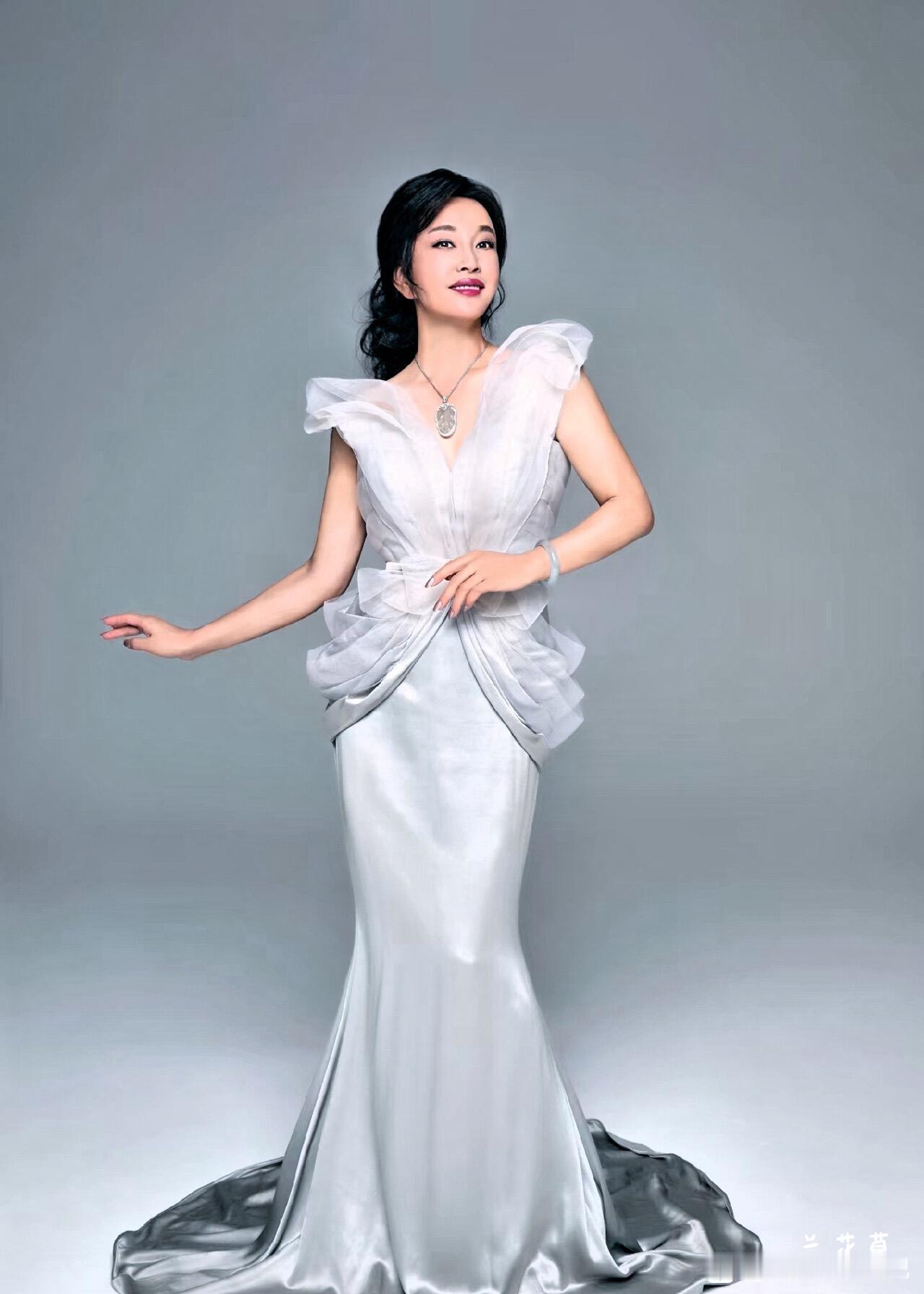 刘晓庆说，有些神经病喊我老奶奶，你才是。
哈哈哈～真是个不服老的女人，有点可爱，