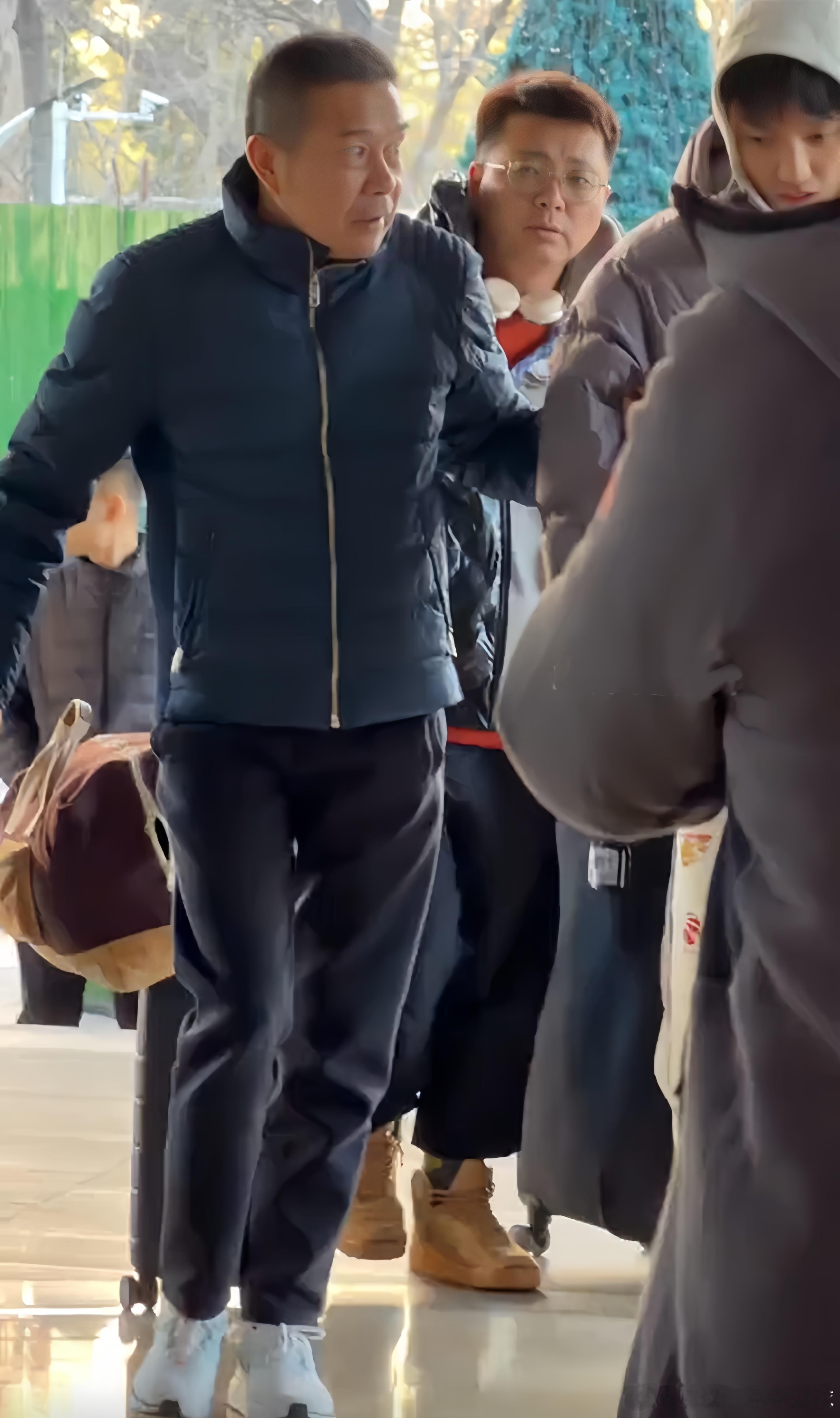 今天，徐杰由广东宏远俱乐部董事长陈海涛先生的亲自搀扶下出现在了酒店大堂！看来问题