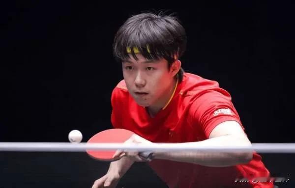 王楚钦顺利晋级，今天也是他的第100场胜利，这一站由于是横滨站，日本的观众不少。