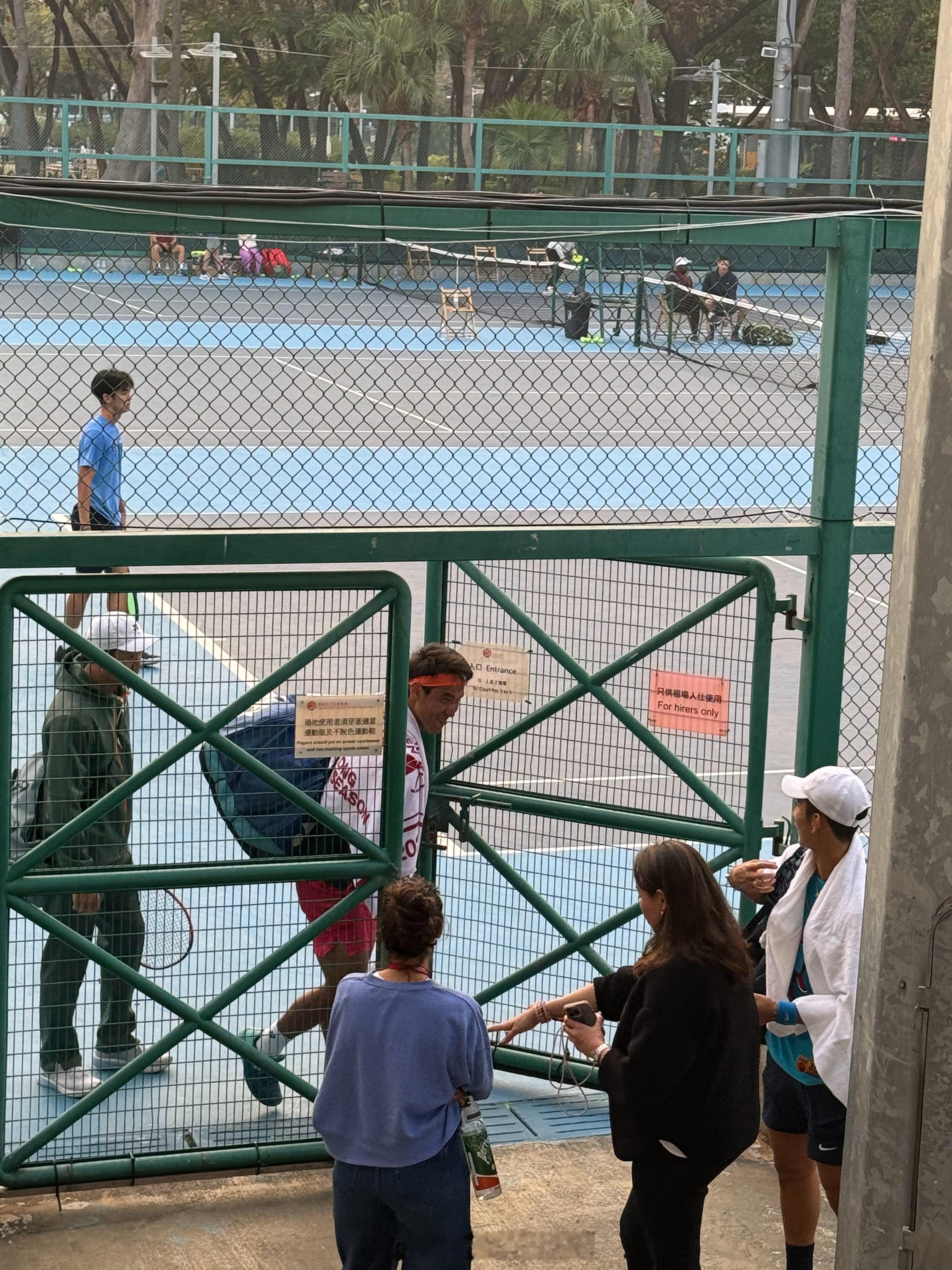 香港网球公开赛  商峻程  和 布云朝克特  先后完成了训练，在门口遇到，开心的