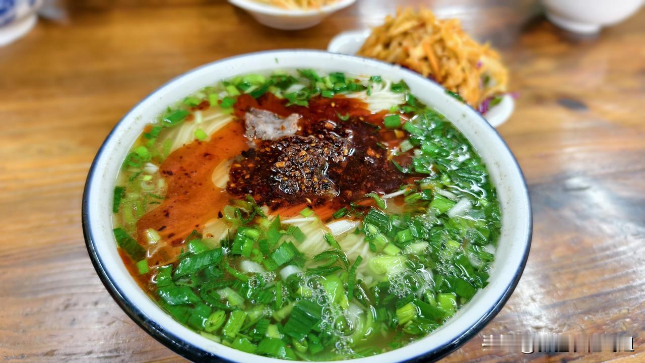 面和汤的味道都发生了很多变化，甚至我在南方吃了一次牛肉面，就是很简单的:
牛油+