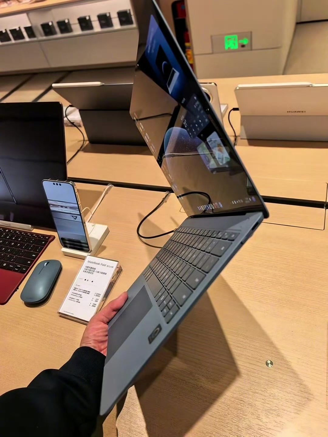 鸿蒙电脑还是很不错的，随手一提发现真的很轻，能一只手打开，还可以下载手机的软件，