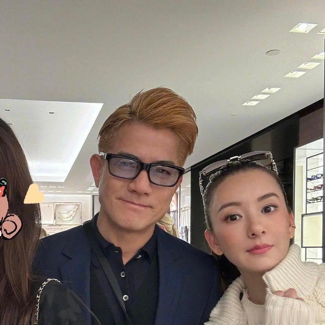 郭天王真的是好男人的典范，给老婆背包，陪老婆逛街，羡慕坏啦 ​​​
