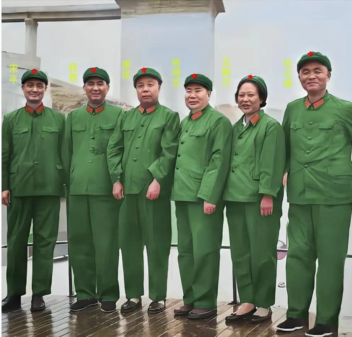 1980年，杨得志和肖华，在兰州军区视察时，一张罕见的合影，照片中的他们穿着六五