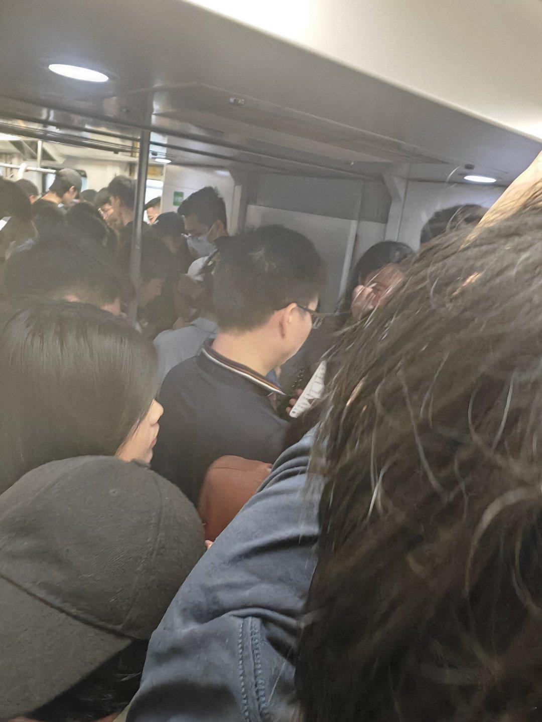 现在是早高峰吗？懵逼了。 
