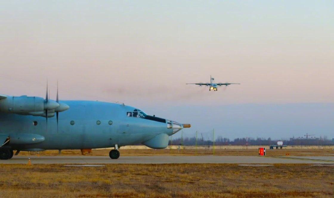 今日，海军航空兵严密组织新年度首飞训练。训练围绕重难点课目展开专攻精练，临机设置