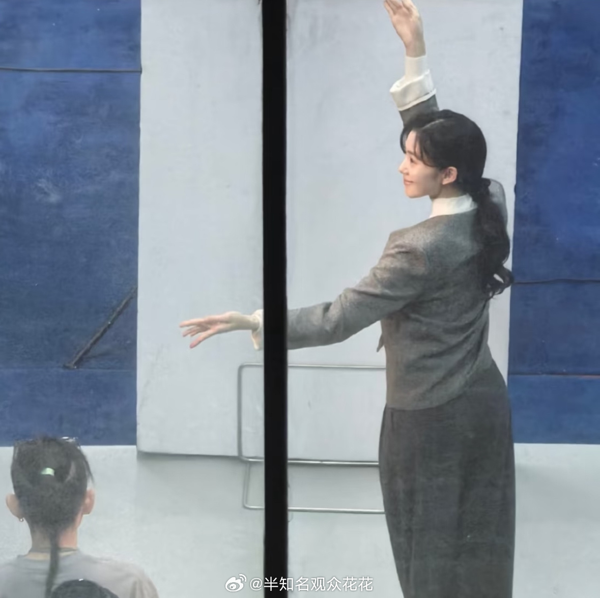 刘浩存窦骁主角拍摄路透西交偶遇刘浩存窦骁 高智存气质这一块/ ​​​