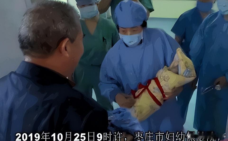 三十多度的溽热天，拍摄入学写真的孩子们挨个坐在化妆镜前，扎俏皮的羊角辫，别亮闪闪