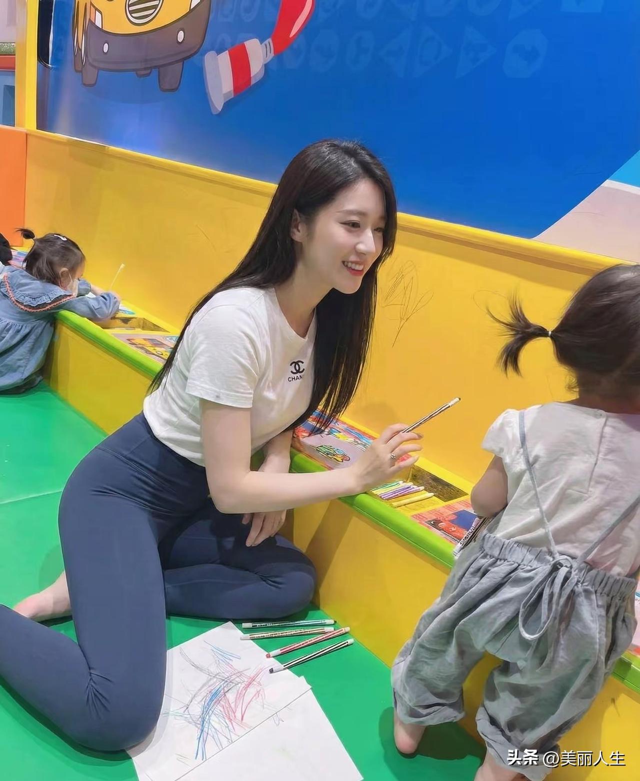 目之所及，皆是茶园的层层叠翠，
连呼吸都变成了清甜的草木香。
在这片绿意里，寻找