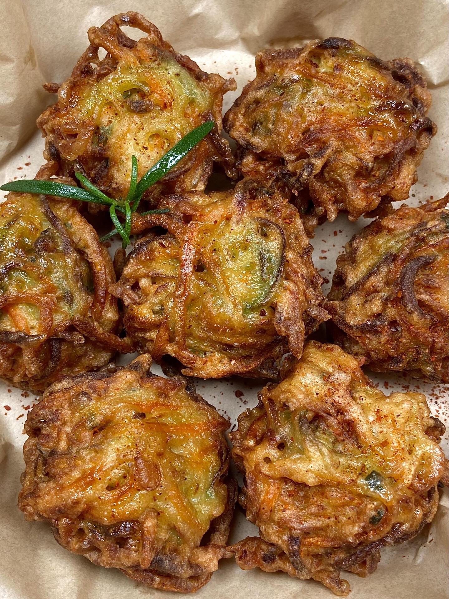 这个丸子我能吃一辈子。炸的酥酥脆脆的，里面口感糯糯的，出锅撒些辣椒粉
吃真的香迷糊了！！
🍉食材：青萝卜、胡萝卜、鸡蛋
🫑做法：1⃣️胡萝卜、青萝卜擦丝，加少许盐腌出水份
挤干切碎
2⃣️加2颗鸡蛋、适量盐、十三香、虾皮、葱花，面粉
2勺、淀粉、油各1勾拌匀
3⃣️手套抹油，团成小团，油热下锅炸至金黄浮起捞出，油温升高复炸一次即可！！