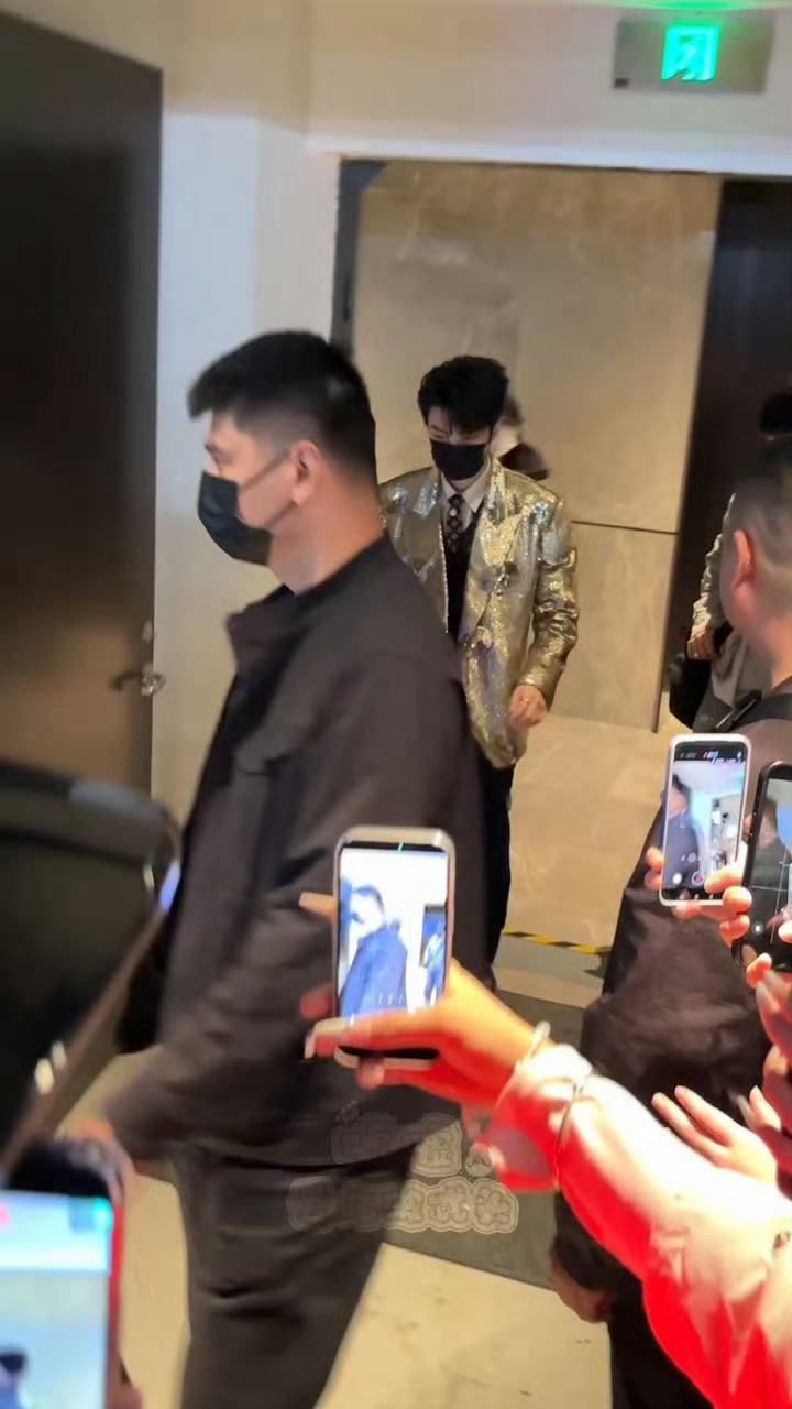 今天的王俊凯亮相QQ音乐巅峰之夜红毯，凯皇降临！亮片西装帅的！QQ音乐巅峰之夜红