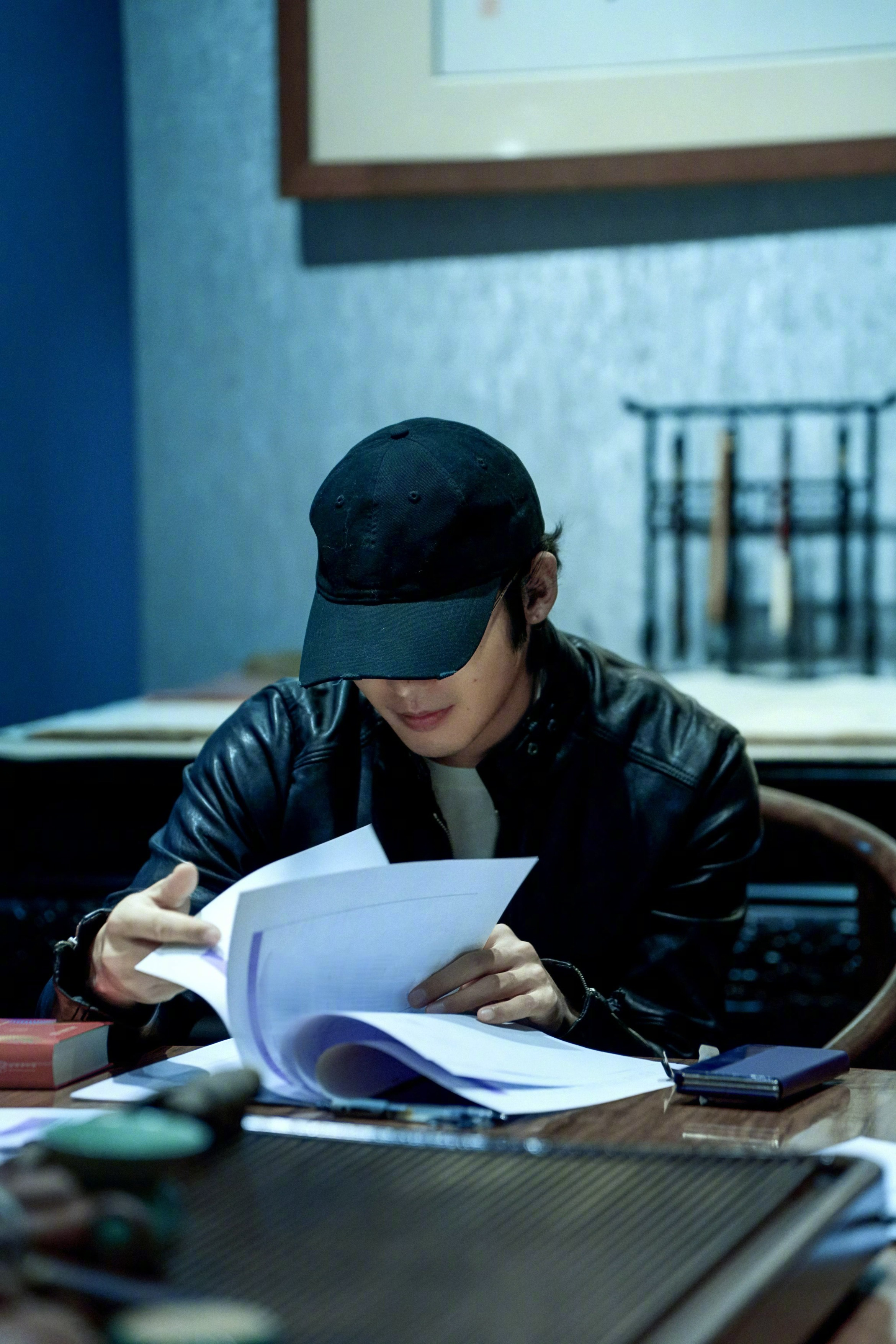 于适录音室花絮照于适新鲜花絮照片，简单利落的一身黑色穿搭好帅的主唱大人，超级期待