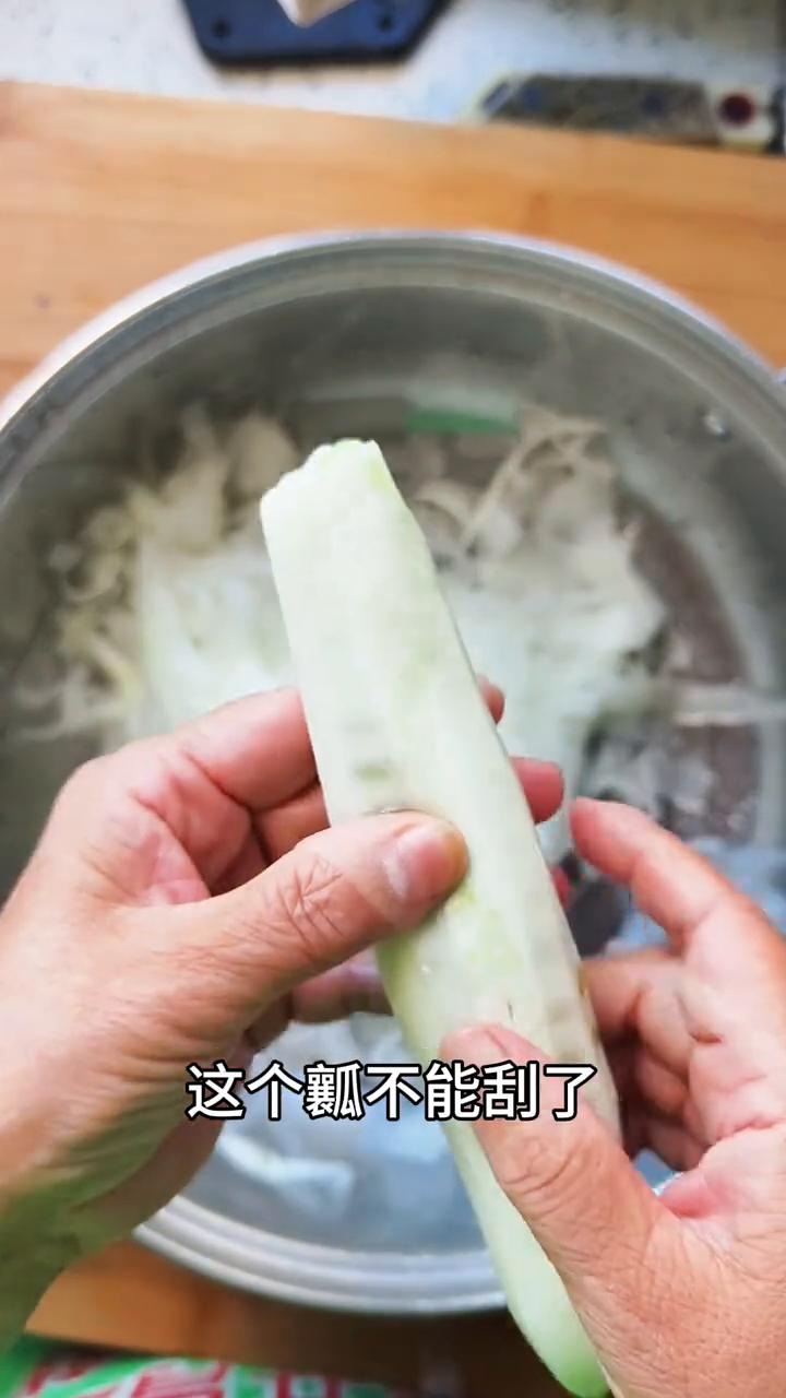 这样冷冻储存的老黄瓜能放上一年，就这个味道比买反季黄瓜清香味还要好。
·先把黄瓜