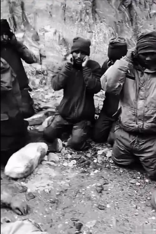 中印边境摩擦里印度士兵的投降姿势一直很特别，和国际通用的举手投降完全不一样。他们