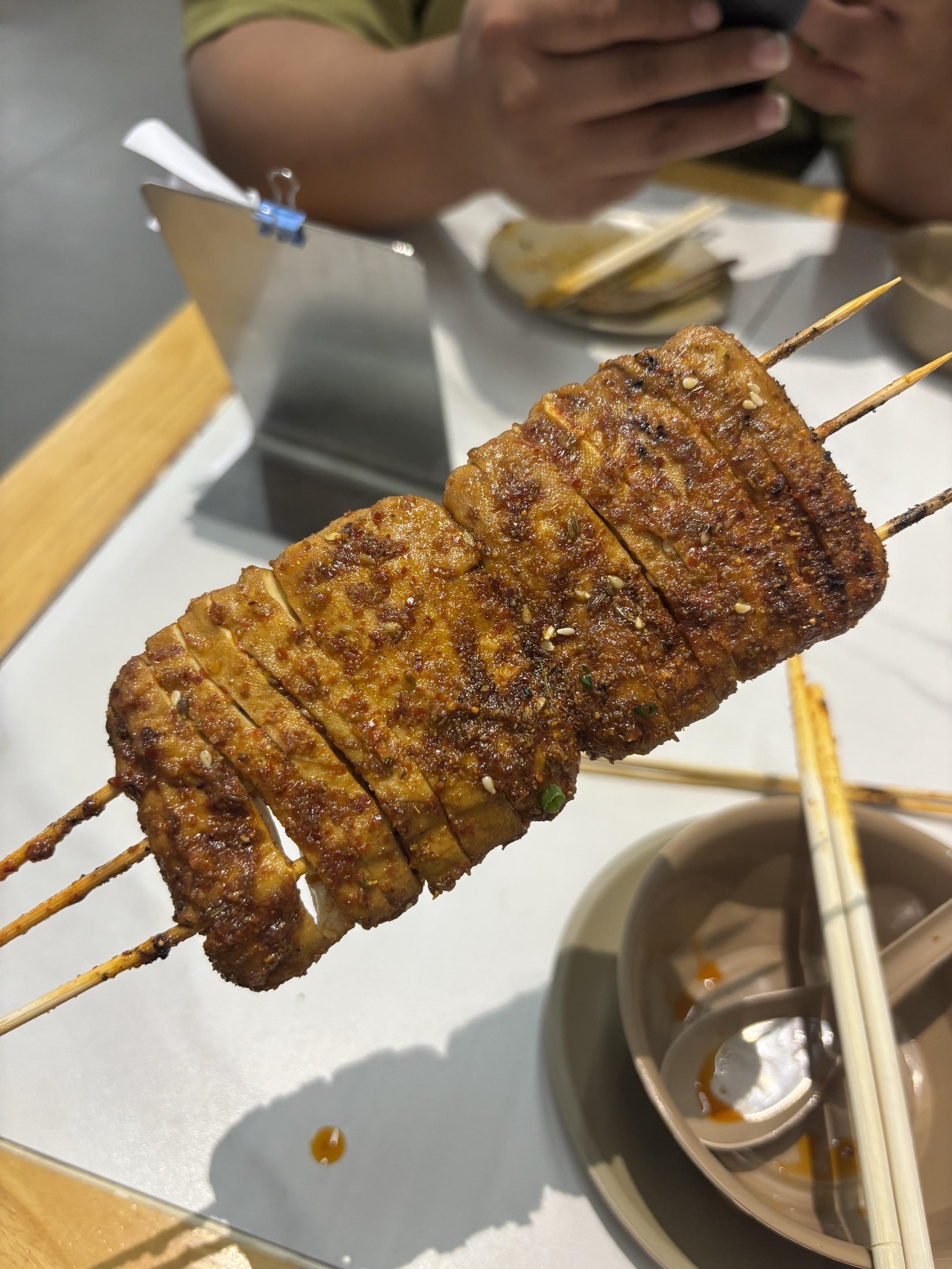 在湖北武穴吃烧烤，烤的这个叫什么不知道名字，但是好好吃啊，豆腐外焦里嫩...