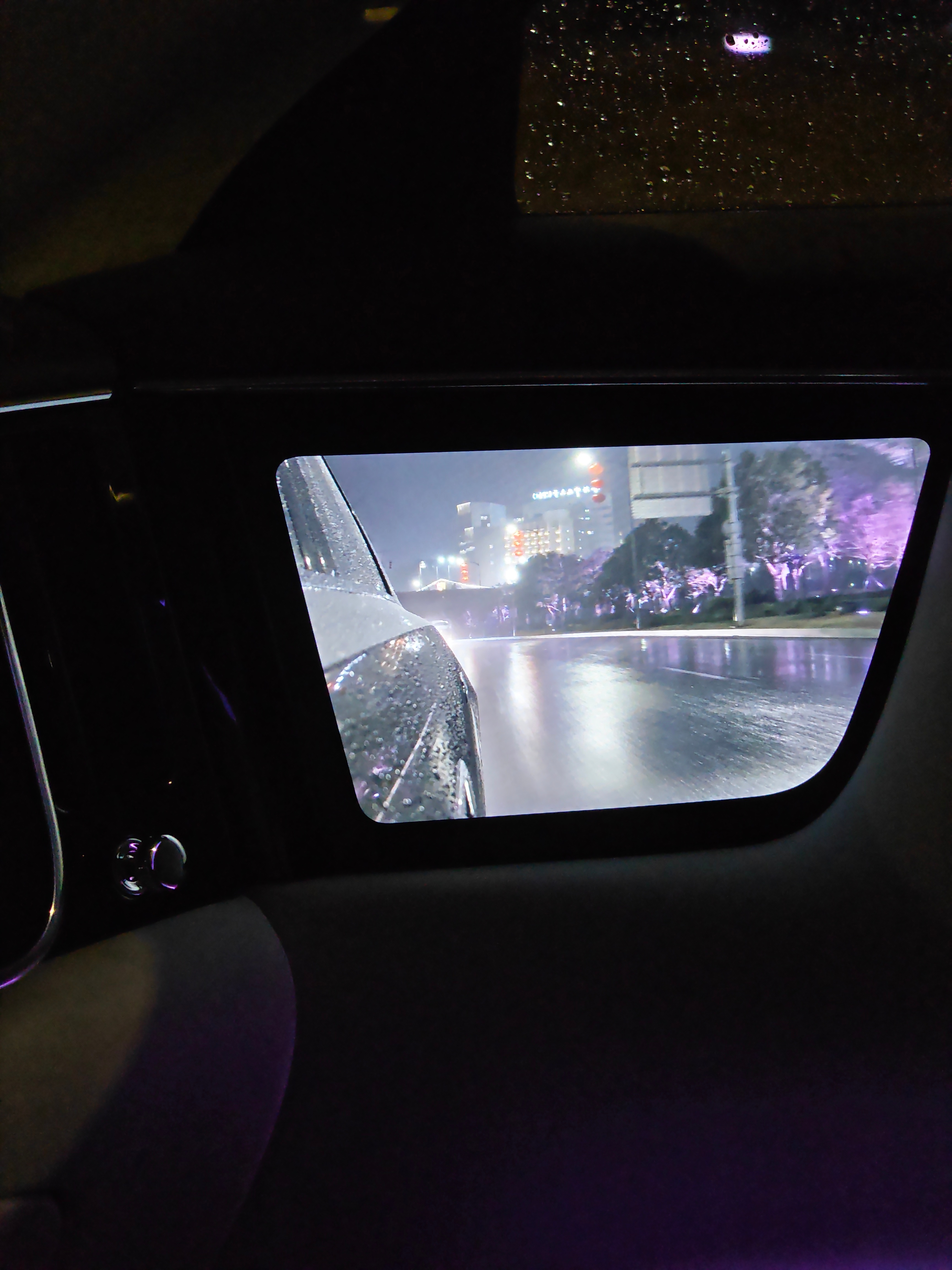 今晚深圳暴雨，每次这种情况就能凸显出电子后视镜的优势，几乎完全不受雨水干扰，且永