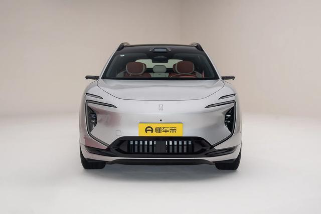 8 月 8 日消息，阿维塔 07L 大五座 SUV 今晚正式上市，全球品牌代言人