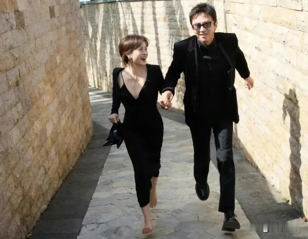 哈哈哈哈！这也太搞笑了吧！本来邓超晒孙俪送的帽子，没想到评论区里的画风彻底歪了！