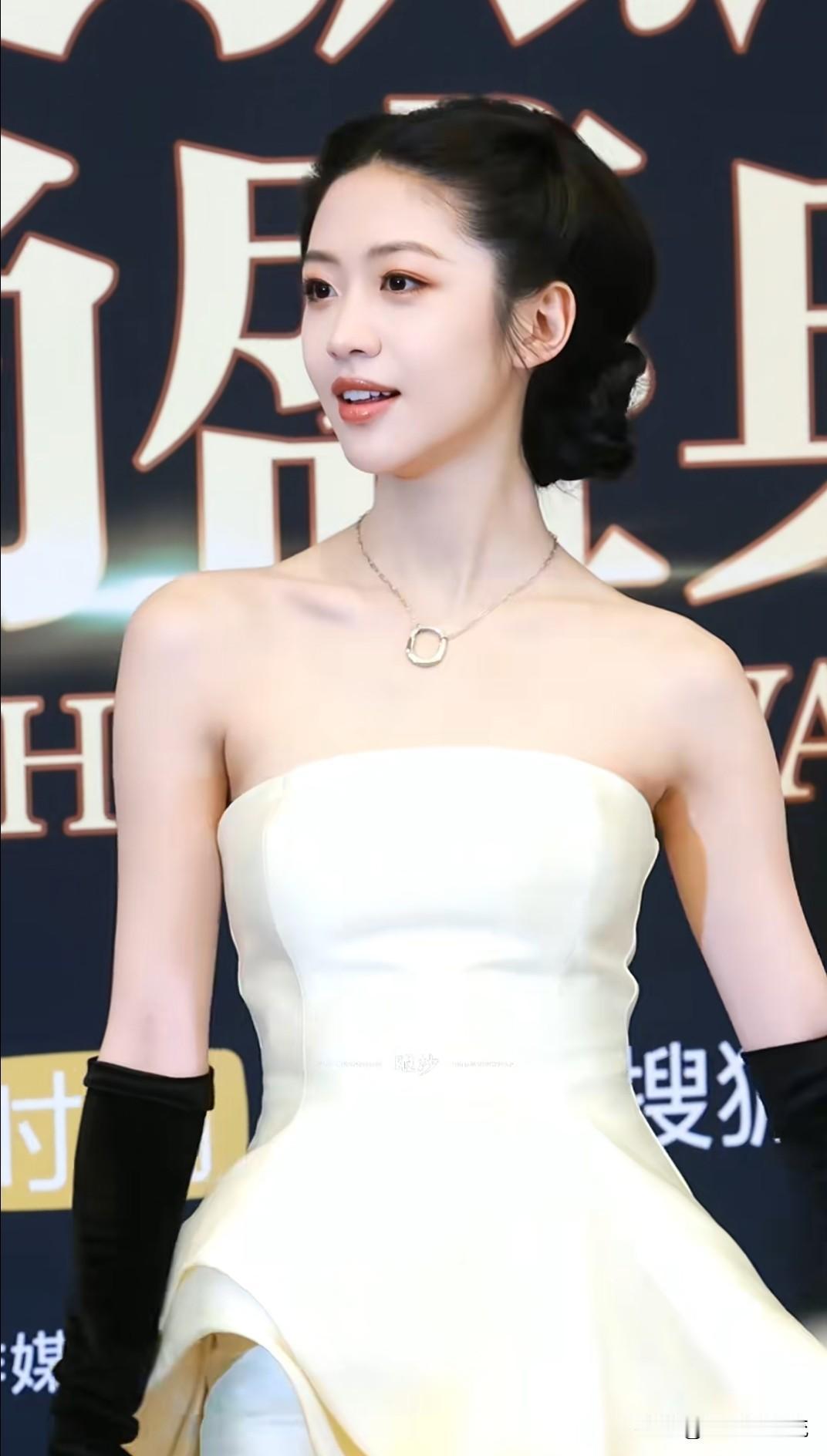 美丽天鹅向涵之，参加搜狐时尚盛典，沉鱼落雁般的容貌，笑容迷人，年仅23岁，就凭借