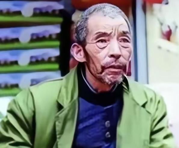 武汉街头，一个煎饼摊主捡到了2个女婴，他终生未娶，20年后，女儿们成了博士和军医