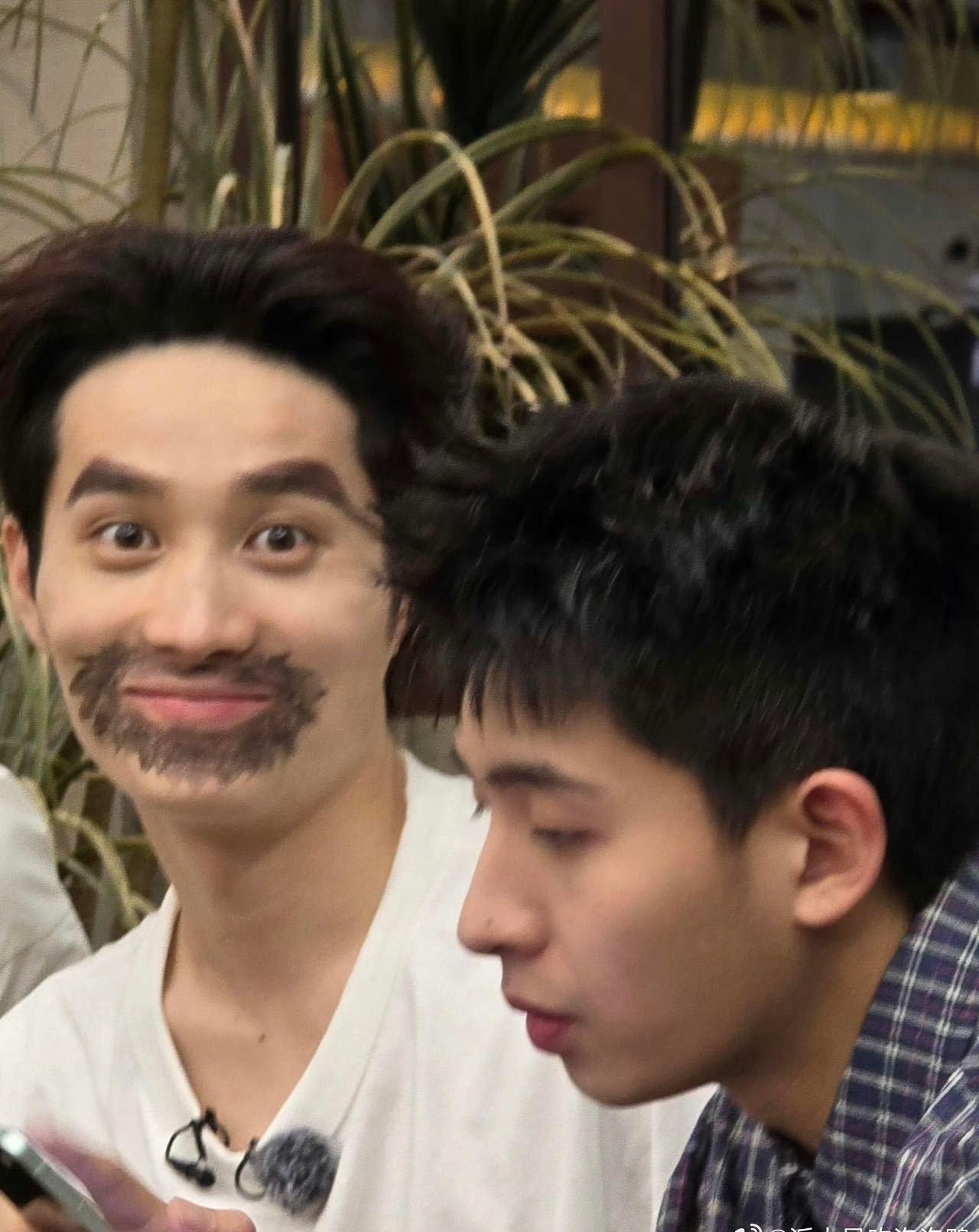 井胧不做作不矫情不聪明 风华合伙人短视频总能刷到他，哪吒壮壮妈轮番上阵，压根不在