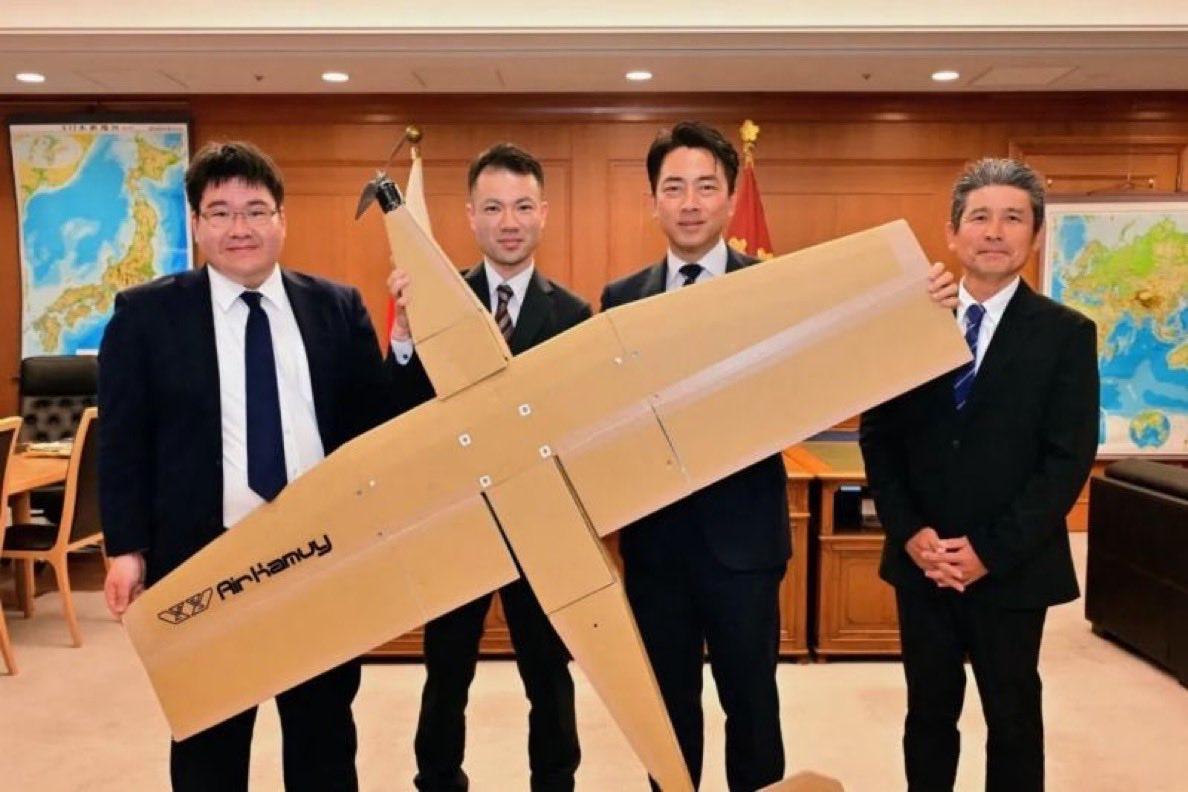 不愧是工匠精神啊。
2500美元就买一架瓦楞纸壳做的纸飞机，
他们是对瓦楞纸壳有