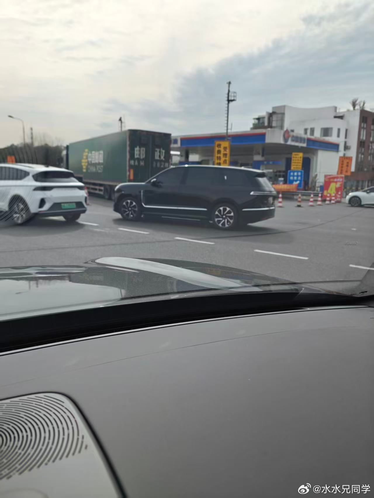 ES9在路上看到的越来越多了，这么一个史诗级的大家伙，大家赶紧进群聊起来吧。 