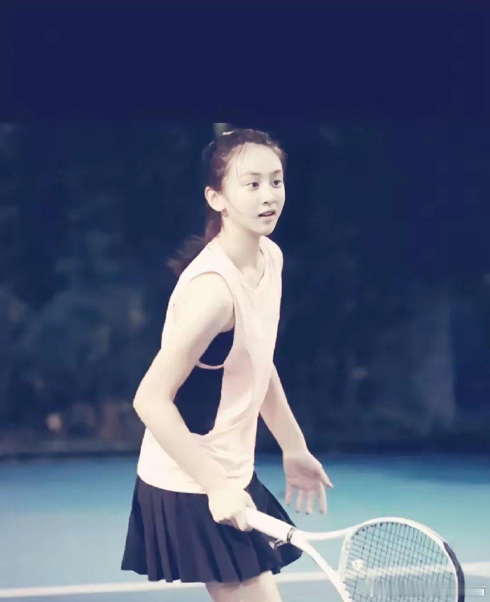 这是田亮的女儿，16 岁了， 学网球也花了不少钱，田亮女儿不负众望，北京时间20