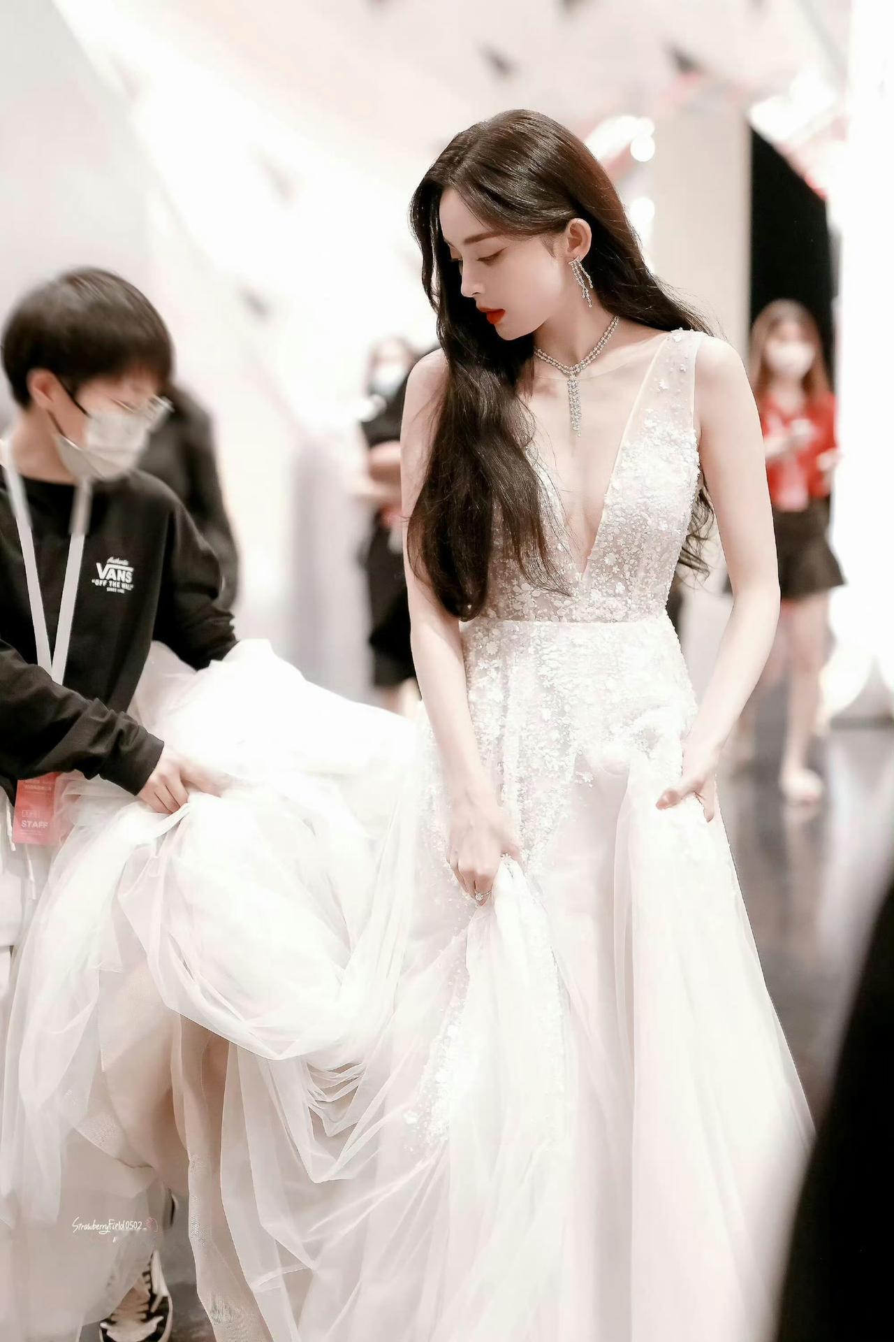 娜扎是骨相惊艳的西域美人，单眼皮配深邃眼窝辨识度拉满，更以演技逆袭、低调公益圈粉