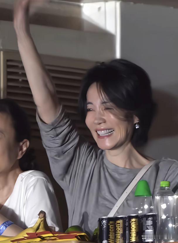 王菲现身那英演唱会，一头短发 