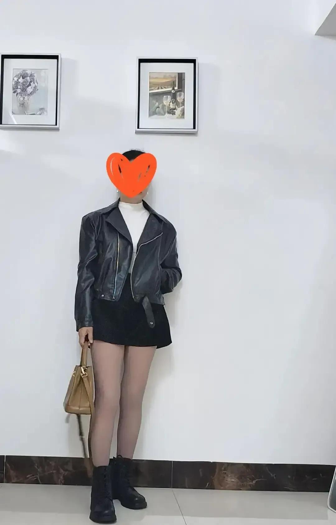 李婷穿短裙皮衣参加婚礼被丈夫当场数落，回家又吵到凌晨。
五十岁退休教师，化全妆踩