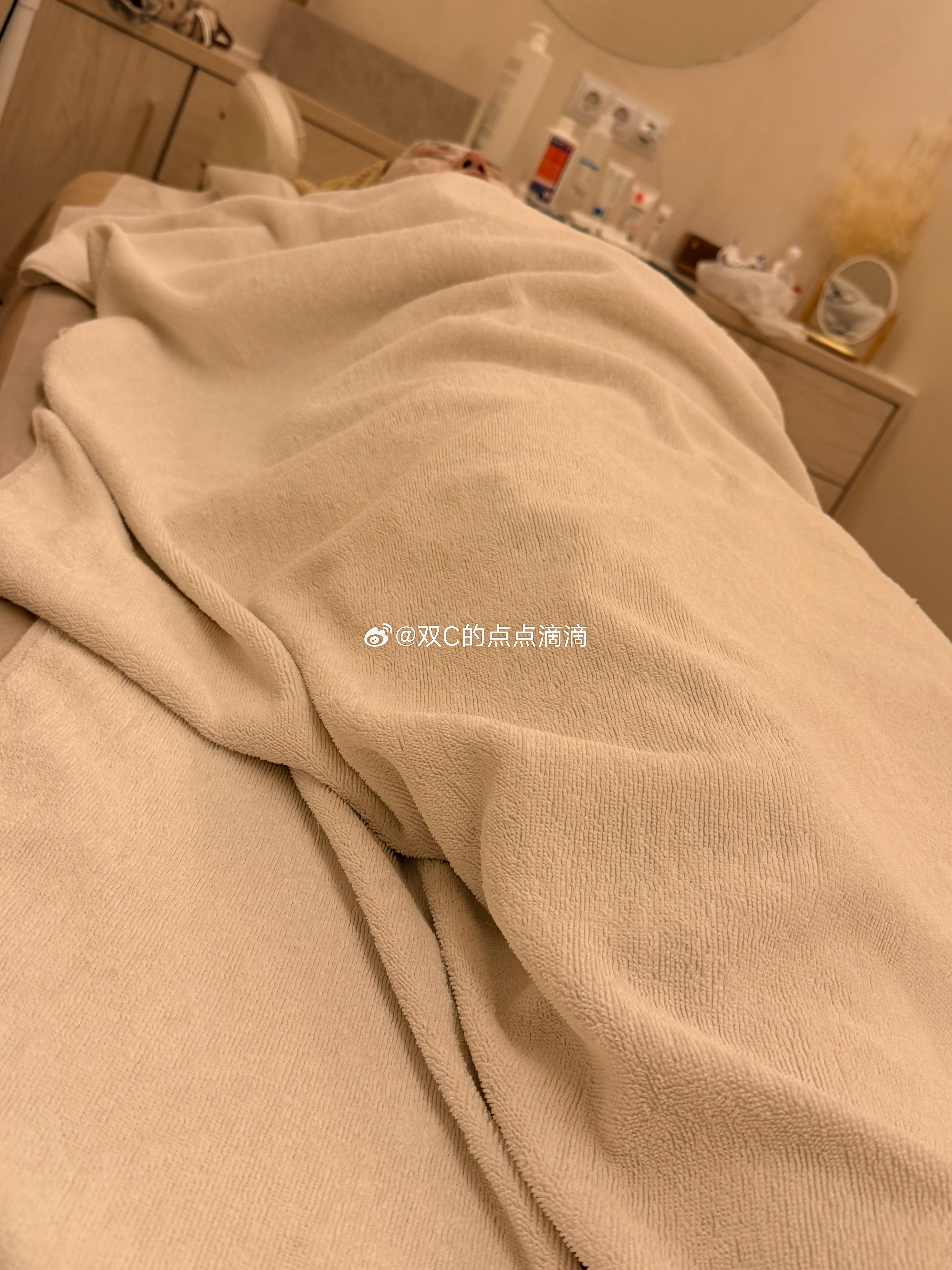 我妹要打水光敷麻就睡着了我打完我的童颜和肉毒现在在等她…我很容易变肿一会估计就会